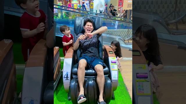 Cobain kursi pijat ajaib di mall #alethaabew Cobain kursi pijat ajaib di mall #alethaabew
