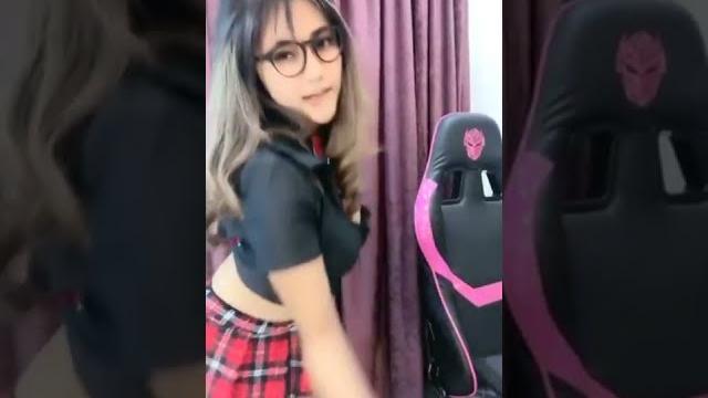 Cleo lidya danira goyang hot..!! Cleo lidya danira goyang hot..!!