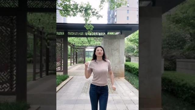 性感熟女公园里惹人 性感熟女公园里惹人