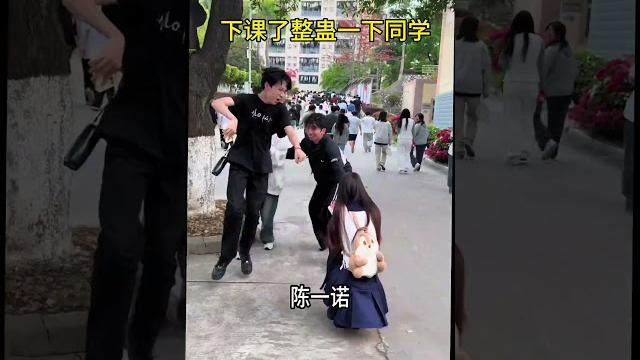 下课了整蛊一下同学 摩托摇 大学生哪有不疯的 社恐内向 下课了整蛊一下同学 摩托摇 大学生哪有不疯的 社恐内向