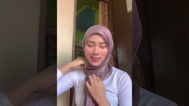 Live tia hijab cantik mainin bibir part 2 Live tia hijab cantik mainin bibir part 2