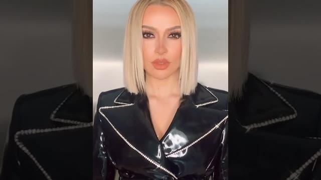 Hadise pvc latex elbise uzun botlar Hadise pvc latex elbise uzun botlar