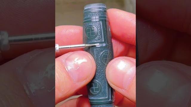 内地小姐姐来料定制的碧玉雕刻虎牙天珠 #翡翠 #diy #jade#雕刻過程 内地小姐姐来料定制的碧玉雕刻虎牙天珠 #翡翠 #diy #jade#雕刻過程