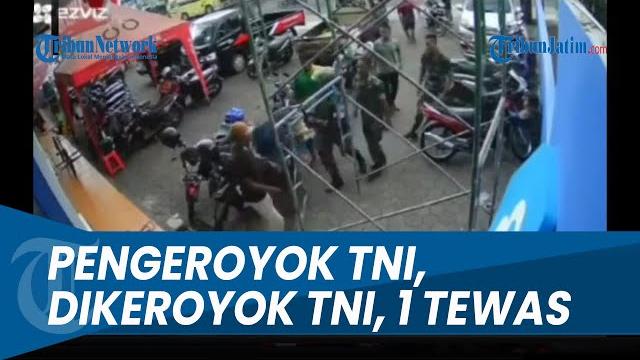 Pasukan tni hajar warga pengeroyok pratu rw, satu orang tewas Pasukan tni hajar warga pengeroyok pratu rw, satu orang tewas