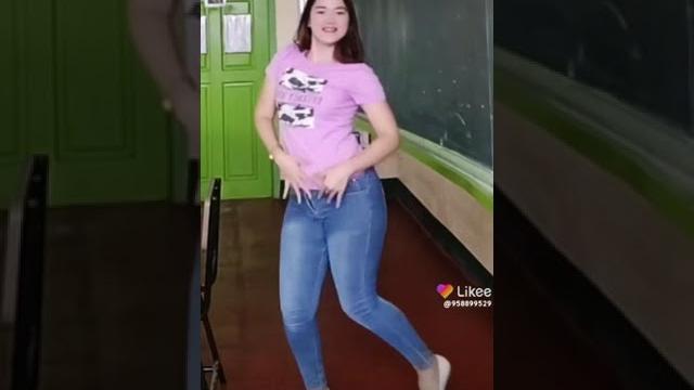 Ini cewek nya goyang hot Ini cewek nya goyang hot