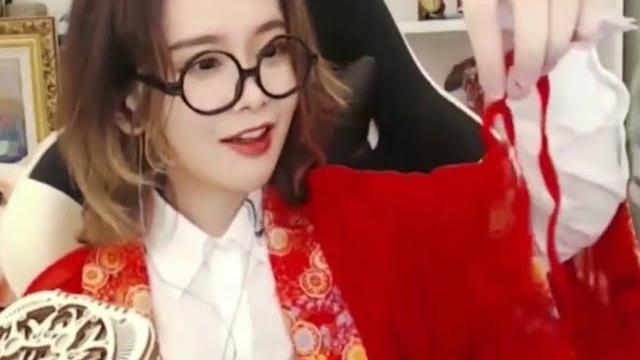 【轩墨宝宝】收到粉丝送的红肚兜,要求直播穿 【轩墨宝宝】收到粉丝送的红肚兜,要求直播穿