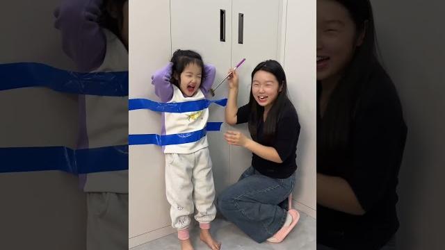 小女孩粘墙上挠痒痒。 逗你一笑烦恼忘掉 看一遍笑一遍 小女孩粘墙上挠痒痒。 逗你一笑烦恼忘掉 看一遍笑一遍