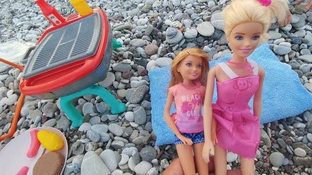 Elif plajda mangal keyfinde , barbie ile stacy neden kavga ediyorlar Elif plajda mangal keyfinde , barbie ile stacy neden kavga ediyorlar