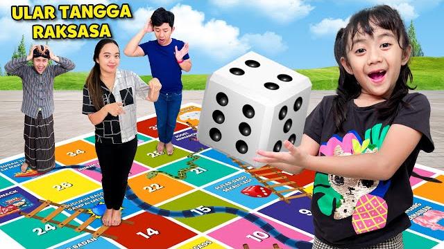 Samantha main ular tangga terbesar di seluruh dunia !! Samantha main ular tangga terbesar di seluruh dunia !!