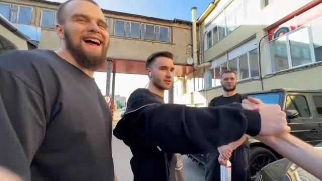 Хазяева угорают над новой прической кореша Хазяева угорают над новой прической кореша