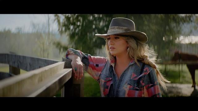 Lainey wilson - heart like a truck (official music video) Lainey wilson - heart like a truck (official music video)