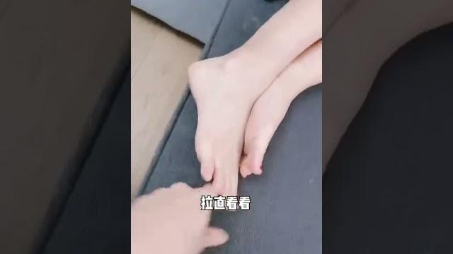 原来女孩子的脚真的比男生大!#合租#套路#美足 原来女孩子的脚真的比男生大!#合租#套路#美足