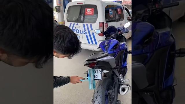 Cops almost catch flip up plate on motorcycle | @hse.alierol on ig #motorcycle #fyp #cop #police Cops almost catch flip up plate on motorcycle | @hse.alierol on ig #motorcycle #fyp #cop #police
