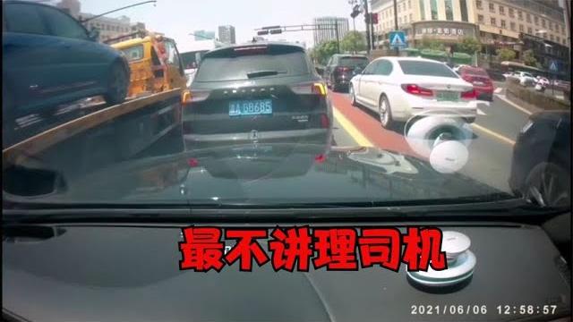 前车等红绿灯溜车,上前提醒反被骂,看完让人无语 前车等红绿灯溜车,上前提醒反被骂,看完让人无语