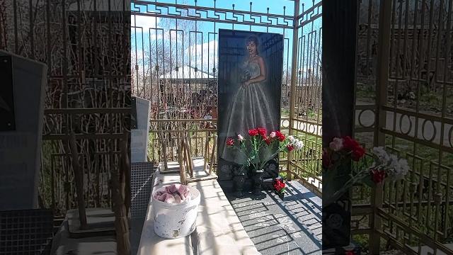 Могила невесты #кладбище #памятники #shorts Могила невесты #кладбище #памятники #shorts