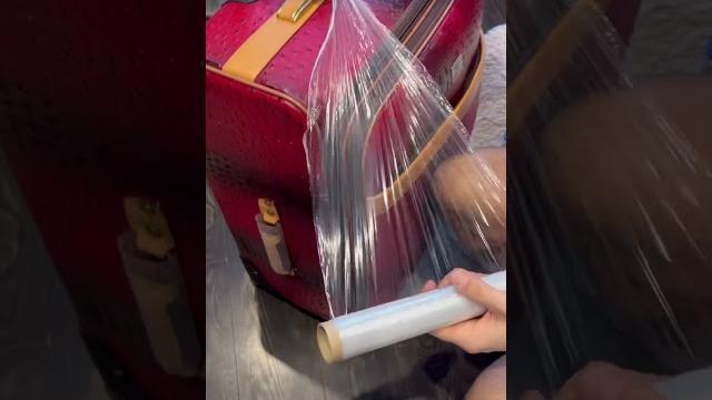 Лайфхак как быстро замотать багаж пищевой пленкой в домашних условиях #лайфхаки#лайфхак#путешествия# Лайфхак как быстро замотать багаж пищевой пленкой в домашних условиях #лайфхаки#лайфхак#путешествия#