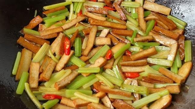 The chef will teach you the correct method of sautéing and drying celery.the explanation is detailed The chef will teach you the correct method of sautéing and drying celery.the explanation is detailed