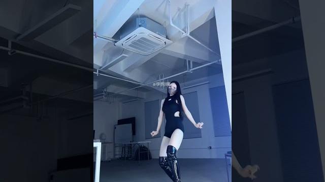 快手 抖音女主播 爱跳舞的小野猫 超短热裤 大长腿 骚舞 快手 抖音女主播 爱跳舞的小野猫 超短热裤 大长腿 骚舞