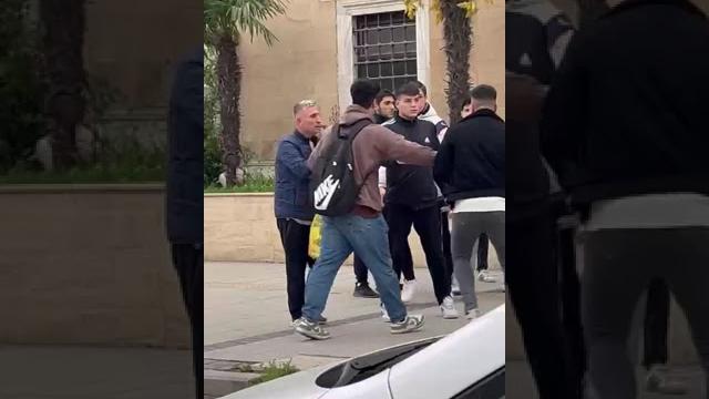 Bir grup genç cadde ortasında tekme tokat kavga etti! Bir grup genç cadde ortasında tekme tokat kavga etti!