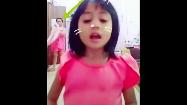 Tik tok ibunya lagi ganti baju Tik tok ibunya lagi ganti baju