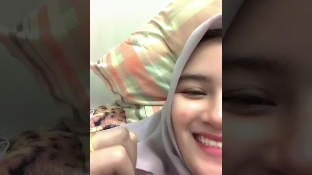 Cewek jilbab ke enakan lagi colmek Cewek jilbab ke enakan lagi colmek