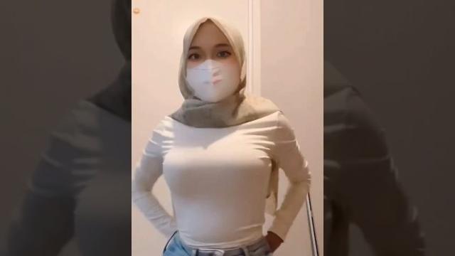 Gadis jilbab pamer bodi #livestream Gadis jilbab pamer bodi #livestream