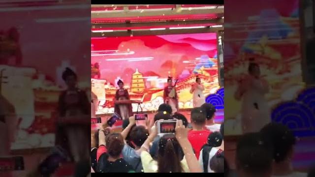 小情侶騎脖子自拍視頻 小情侶騎脖子自拍視頻