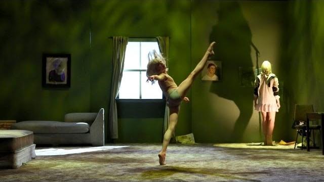 Sia performs 'chandelier' Sia performs 'chandelier'