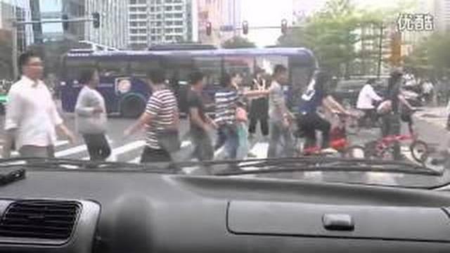 街头神人不屌交警,当街扒衣表演热舞! 街头神人不屌交警,当街扒衣表演热舞!