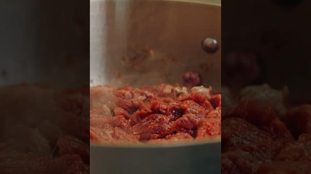 Ответ от шефа почему мясо при жарке выделяет воду? Ответ от шефа почему мясо при жарке выделяет воду?