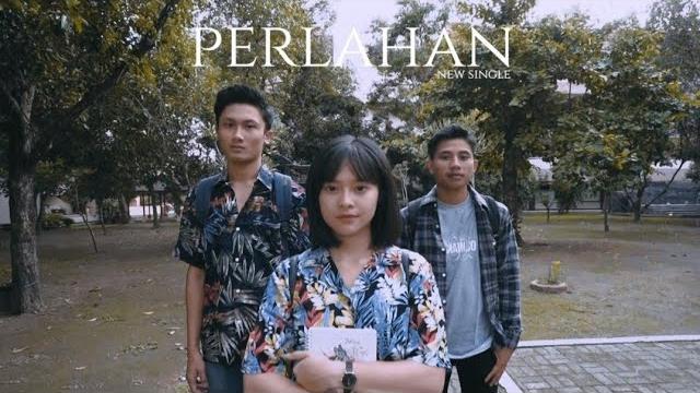 Guyonwaton official - perlahan (official music video) Guyonwaton official - perlahan (official music video)