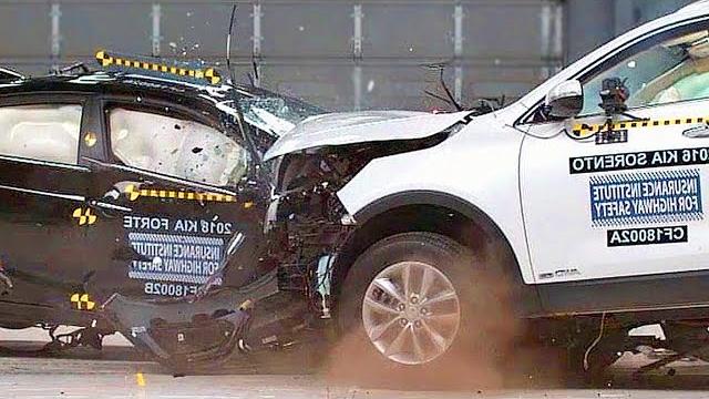 Crash test small car vs. large car Crash test small car vs. large car