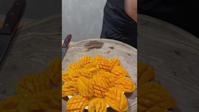 #beautiful plate decorated with mango make carving cutting design skills#fruit cutting design skills #beautiful plate decorated with mango make carving cutting design skills#fruit cutting design skills