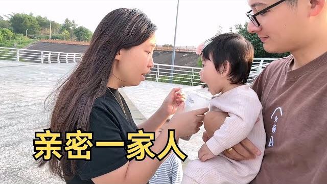 婚前先旅:4人一杯奶茶,一家子都是吃货,小妹急到说话了 婚前先旅:4人一杯奶茶,一家子都是吃货,小妹急到说话了