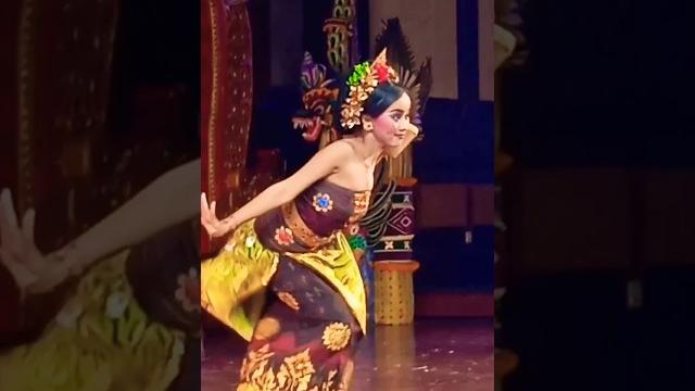 Tari bali asli tunjuk tabanan #balinesedance #bali #wanita #pkb2023 #indonesia #senitari #taksubali Tari bali asli tunjuk tabanan #balinesedance #bali #wanita #pkb2023 #indonesia #senitari #taksubali
