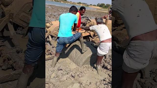 Mahindra tractor stuck in mud #shorts #tractor Mahindra tractor stuck in mud #shorts #tractor