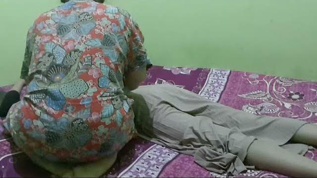 Live mbah koti ngurut wanita muda Live mbah koti ngurut wanita muda