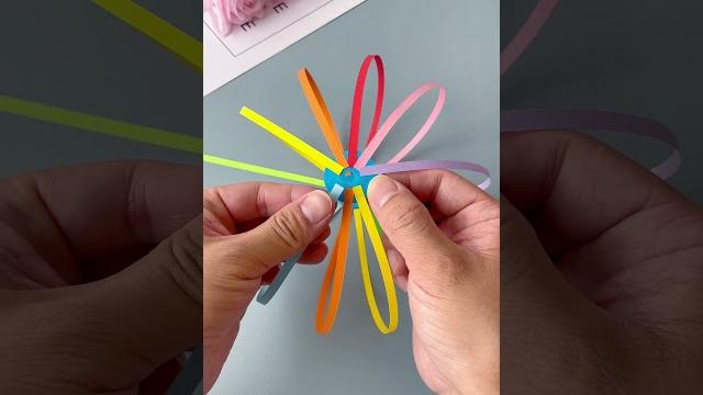 Use colored paper strips to make a small toy for your child. it can be transformed into various sha Use colored paper strips to make a small toy for your child. it can be transformed into various sha
