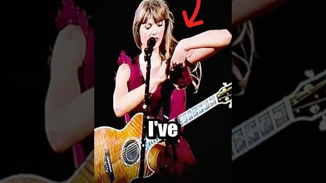 Taylor swift realized her dress was on wrong Taylor swift realized her dress was on wrong