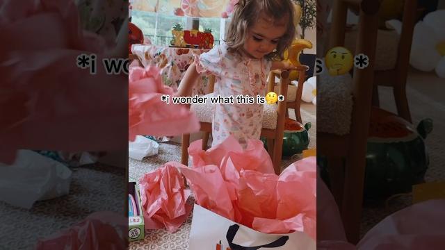 Ibu dan ayah mengejutkan balita di hari ulang tahunnya Ibu dan ayah mengejutkan balita di hari ulang tahunnya