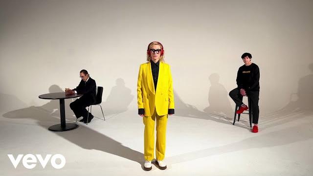 Sparks - the girl is crying in her latte Sparks - the girl is crying in her latte