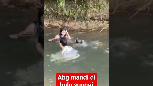 Abg mandi di hulu sungai Abg mandi di hulu sungai