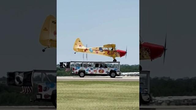 Extremely crazy landing. one and only jelly belly aircraft. Extremely crazy landing. one and only jelly belly aircraft.