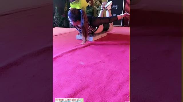 美女肚皮趴钉板 nail bed 美女肚皮趴钉板 nail bed