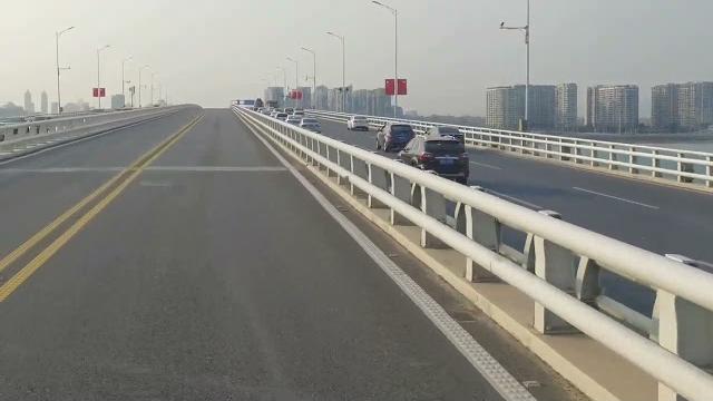 第一次体验厦门brt,全程都是高架桥,技术太先进了 第一次体验厦门brt,全程都是高架桥,技术太先进了