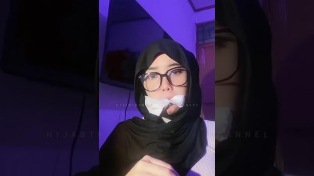 Hijab cantik makan tisue #hijab Hijab cantik makan tisue #hijab