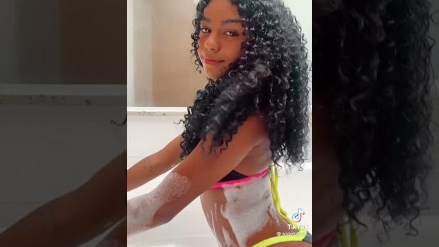 Gostosa tomando banho pelada Gostosa tomando banho pelada