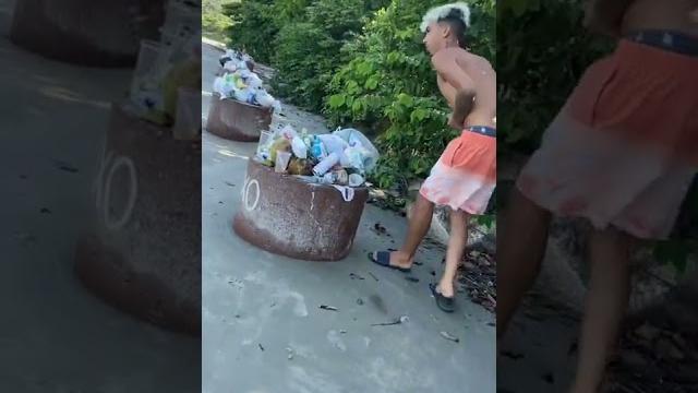 Não aguentei e caguei na praia kkk Não aguentei e caguei na praia kkk