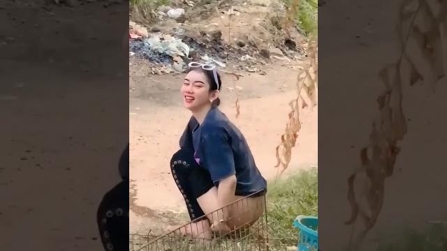 Cewek cantik kencing sembarangan Cewek cantik kencing sembarangan