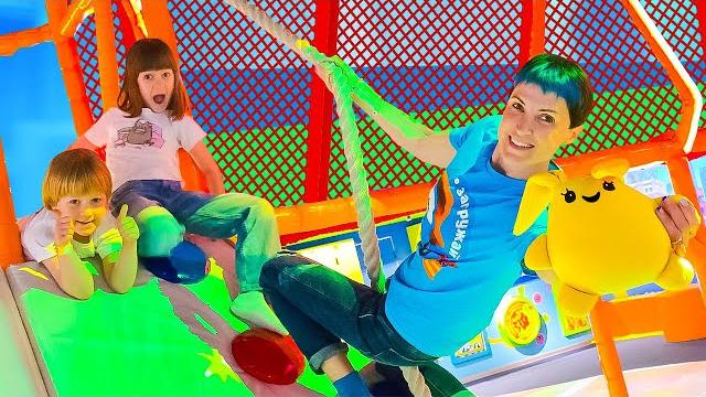 Мама для лаки – исследуем мультимедийный парк развлечений! игры для детей с машей капуки Мама для лаки – исследуем мультимедийный парк развлечений! игры для детей с машей капуки